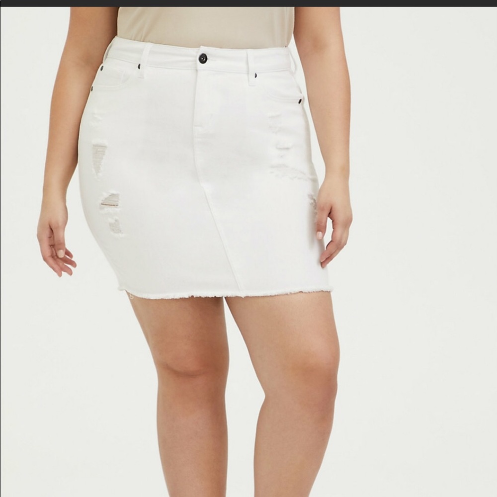 [Torrid] White Distressed Jeans Skirt